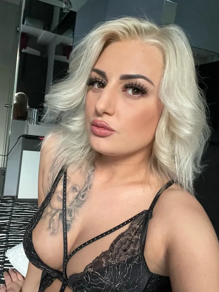 Laura - Tantra Island
