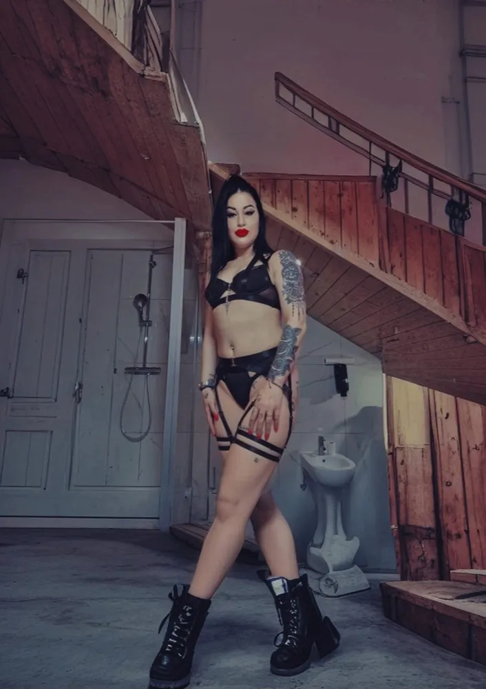 Lady Gloria - Lady Discreet in Berlin +49 30 36759370 // szex találkozók, szex randi, hobbikurvák, kurvák, prostituáltak, shemale, transzneműek