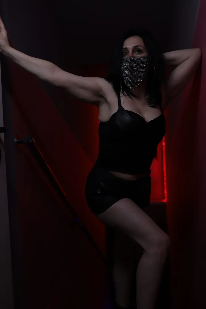 Nina - Lady Discreet in Berlin +49 30 36759370 // szex találkozók, szex randi, hobbikurvák, kurvák, prostituáltak, shemale, transzneműek